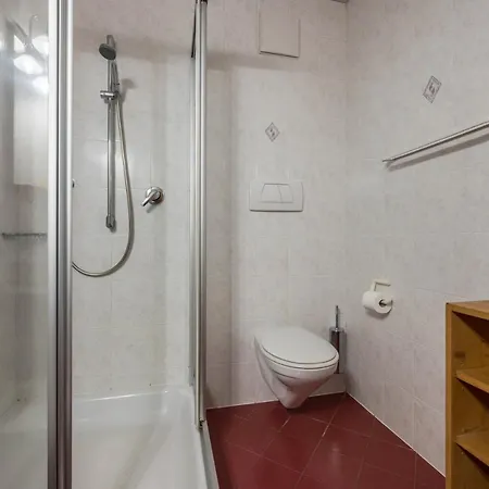 Lindenhof 5 *